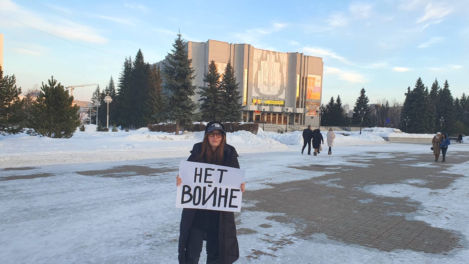 Daria Kuklina in Sibirien bei ihrem Protest gegen den russischen Krieg.