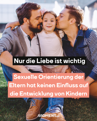 Männer küssen kind. Text:  Nur die Liebe ist wichtig. Sexuelle Orientierung der   Eltern hat keinen Einfluss auf   die Entwicklung von Kindern 