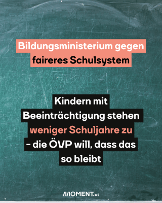 Eine Tafel auf der noch Kreidereste zu sehen sind. Geschrieben ist darauf aber nichts mehr. 