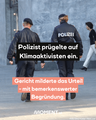 Zwei Polizist:innen in Wien, dazu der Text: Polizist prügelte auf Klimaaktivisten ein. Gericht milderte das Urteil - mit bemerkenswerter Begründung.