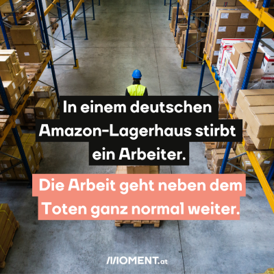 Ein Mann zieht in einem Lagerhaus einen Palettenstapler hinter sich her, auf dem mehrere Kartons aufgeschichtet sind. Der Mann trägt einen blauen Sicherheitshut und eine gelbe Warnweste. Man sieht ihn von hinten. “In einem deutschen Amazon-Lagerhaus stirbt ein Arbeiter. Die Arbeit geht neben dem Toten ganz normal weiter.”