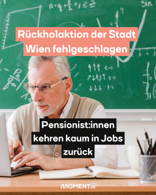 Ein älterer Herr mit Brille sitzt an einem Schreibtisch und arbeite an einem Laptop. Im Hintergrund ist eine Tafel zu sehen.