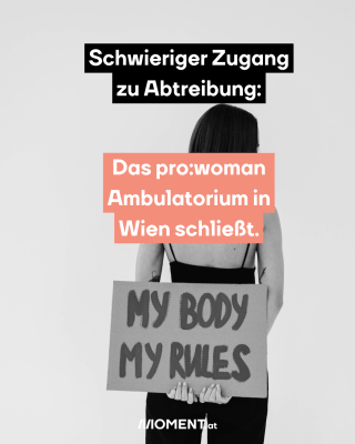 Ein schwarz-weiß-Bild von einer Frau, die ein Schild hinter ihrem Rücken hält. Darauf steht: "My Body My Rules".