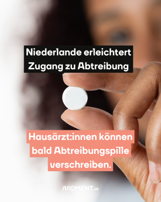 1. Niederlande erleichtert Zugang zu Abtreibung: Hausärzt:innen können bald Abtreibungspille verschreiben. Das Bild zeigt eine Frau, die eine Pille in die Kamera hält.