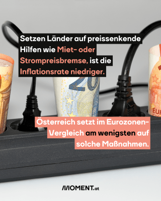 Eine Mehrfachsteckdose, in ein paar Steckplätzen stecken Stecker und in anderen Euroscheine.