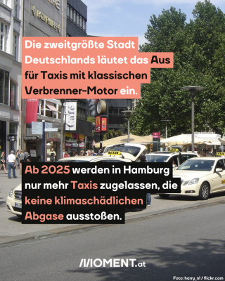 Taxistand in Hamburg, dazu der Text: Die zweitgrößte Stadt Deutschlands läutet das Aus für Taxis mit klassischen Verbrenner-Motor ein. Ab 2025 werden in Hamburg nur mehr Taxis zugelassen, die keine klimaschädlichen Abgase ausstoßen.