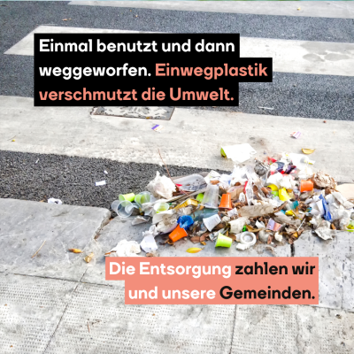 Man sieht Plastikmüll auf der Straße liegen.