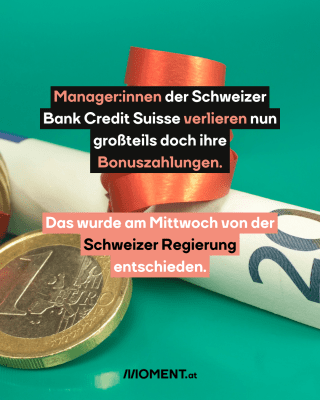 Ein 20-Euro-Schein ist zusammengerollt und mit einem Geschenksband umwickelt. Daneben liegt eine Euro-Münze.