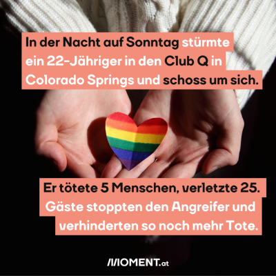 Pride-Symbol in Herzform in geöffneten Händen, dazu der Text: In der Nacht auf Sonntag stürmte ein 22-Jähriger in den Club Q und schoss um sich. Er tötete 5 Menschen, verletzte 25. Gäste stoppten den Angreifer und verhinderten so noch mehr Tote.