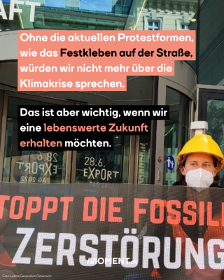 Ein Klimaaktivist mit gelbem Schutzhelm und Maske sitzt vor einem gläsernen Gebäude. Er hält ein Transparent, das gegen fossile Energieträger und die Zerstörung des Planeten wettert.