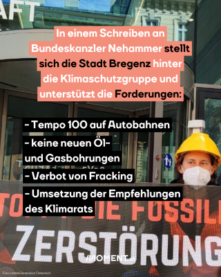 Eine Aktivistin sitzt vor einem Gebäude aus Glas. Sie trägt einen gelben Schutzhelm und eine Maske und hält ein Banner gegen fossile Energien.