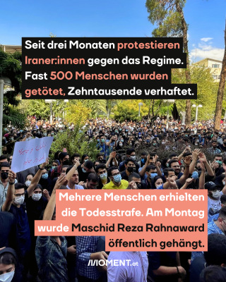 Bild von Massenprotest in Teheran, dazu der Text: Seit drei Monaten protestieren Iraner:innen gegen das Regime. Fast 500 Menschen wurden getötet, Zehntausende verhaftet. Mehrere Menschen erhielten die Todesstrafe. Am Montag wurde Maschid Reza Rahnaward öffentlich gehängt.