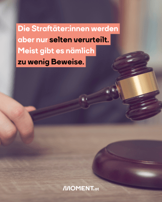 Ein Richter ist zu sehen, der einen Holzhammer in der Hand hält. Er will wohl gerade ein Urteil sprechen, denn es scheint, als klopfe er mit dem Hammer gerade auf ein Holzbrett.