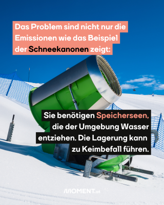 Eine grüne Schneekanone, die an einem schneebedeckten Hang steht.