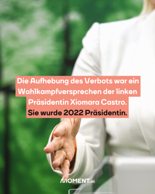 Frau streckt die Hand aus. Text: Die Aufhebung des Verbots war ein   Wahlkampfversprechen der linken   Präsidentin Xiomara Castro.   Sie wurde 2022 Präsidentin. 