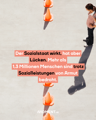 Ein Mann sitzt am Schreibtisch und hat seine Hand auf die Stirn gelegt. Er hat einen Stift in der anderen Hand, vor ihm liegen Zettel und ein Taschenrechner. 