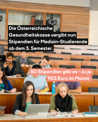 Hörsaal mit Student:innen. Text: Die Österreichische Gesundheitskasse vergibt nun Stipendien für Medizin-Studierende ab dem 3. Semester.  50 Stipendien gibt es - zu je 923 Euro im Monat.