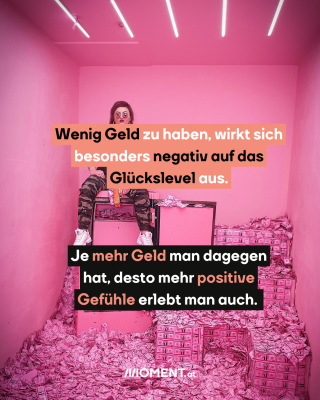 rosa Hintergrund mit einer Frau in einem Raum voll Geld