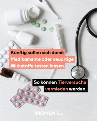 Medikamente, eine Spritze, ein Fieberthermometer und ein Stethoskop liegen auf einem Tisch.