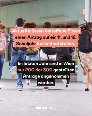 Schüler:innen laufen auf ein Gebäude zu Sie tragen Rucksäcke und sind von hinten fotografiert worden.