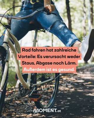 Frau auf einem Fahrrad. TExt: Rad fahren hat zahlreiche   Vorteile: Es verursacht weder   Staus, Abgase noch Lärm.   Außerdem ist es gesund. 