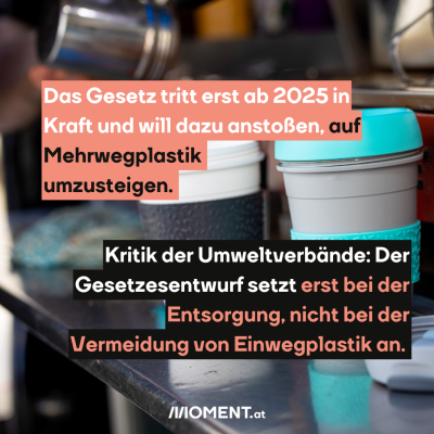 Man sieht Kaffeebecher aus Plastik.