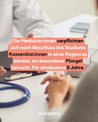 Arzt und Patient sitzen sich gegenüber. Text: Die Mediziner:innen verpflichten sich nach Abschluss des Studiums Kassenärzt:innen in einer Region zu werden, wo besonderer Mangel herrscht. Für mindestens 5 Jahre.