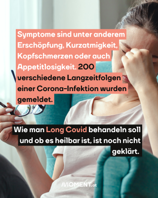 Frau im Sessel mit Brille. Text:  Symptome sind unter anderem   Erschöpfung, Kurzatmigkeit,   Kopfschmerzen oder auch   Appetitlosigkeit. 200   verschiedene Langzeitfolgen   einer Corona-Infektion wurden   gemeldet. Wie man Long Covid behandeln soll   und ob es heilbar ist, ist noch nicht   geklärt.