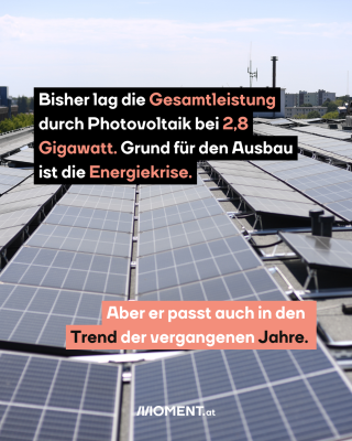 Auf dem Foto sind viele PV-Panele zu sehen. Text: Bisher lag die Gesamtleistung durch Photovoltaik bei 2,8 Gigawatt. Grund für den Ausbau ist die Energiekrise. Aber er passt auch in den Trend der vergangenen Jahre.