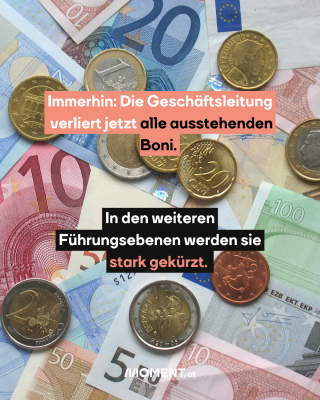 Euro-Scheine und Münzen liegen auf einem Haufen. 