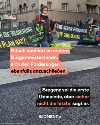 Eine Aktivistin kniet auf der Straße. Sie hält in beiden Händen jeweils ein Ende von Bannern gegen neue Bohrungen und für ein Tempolimit. Im Hintergrund ist noch eine Aktivistin zu sehen, die das andere Ende des einen Plakats hält.