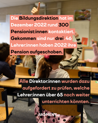 Eine Schulklasse mit Kindern ist zu sehen. Die Kinder wurden vom hinteren Ende des Raums fotografiert und ihre Rücken sind zu sehen. Sie zeigen auf. 