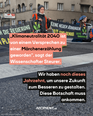 Eine Aktivistin kniet auf der Straße. Sie hält in beiden Händen jeweils ein Ende von Bannern gegen neue Bohrungen und für ein Tempolimit. Im Hintergrund ist noch eine Aktivistin zu sehen, die das andere Ende des einen Plakats hält.