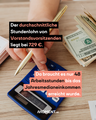 Taschenrechner und Geldscheine am Tisch. Text: Der durchschnittliche Stundenlohn von Vorstandsvorsitzenden ist 729 Euro. Da braucht es nur 48 Arbeitsstunden bis das Jahresmedianeinkommen erreicht wurde.