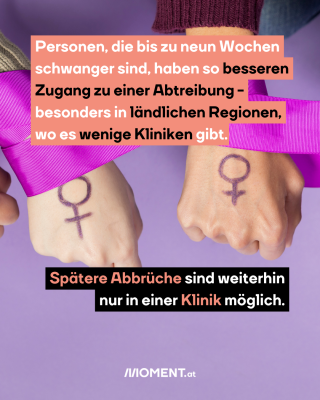 4. Personen, die bis zu neun Wochen schwanger sind, haben so besseren Zugang zu einer Abtreibung -- besonders in ländlichen Regionen, wo es wenige Kliniken gibt. Spätere Abbrüche sind weiterhin nur in einer Klinik möglich. Das Bild zeigt Hände von Frauen, die mit einem violetten Band zusammengebunden sind und das Zeichen für Weiblichkeit auf den Handrücken gemalt haben.