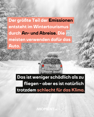 Ein Auto fährt auf einer Schneebedeckten Straße. Auf dem Dach ist ein Behälter für zusätzliches Gepäck. An der Straßenseite stehen Bäume, die sich unter dem Gewicht des Schnees beugen. 