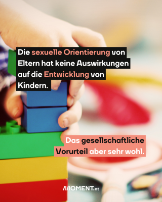 Bauklötze. Text: Die sexuelle Orientierung von   Eltern hat keine Auswirkungen   auf die Entwicklung von   Kindern.  Das gesellschaftliche   Vorurteil aber sehr wohl.