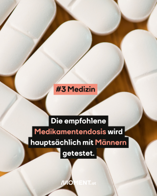 Tabletten auf dem Tisch. Text: #3 Medizin. Die empfohlene Medikamentendosis wird hauptsächlich mit Männern getestet. 