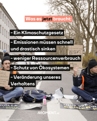 Aktivisten sitzen auf der Straße und halten jeweils einen Karton in der Hand, auf denen Texte zur Klimakrise und der Dringlichkeit dessen stehen. Die jeweils andere Hand scheint am Boden festgeklebt zu sein.