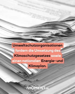 Ein Stapel Papiere. Text: Umweltschutzorganisationen   fordern die Umsetzung des  Klimaschutzgesetzes sowie   einen nationalen Energie- und   Klimaplan. 