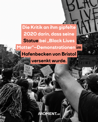 Ein schwarz-weiß-Bild einer Black-Lives-Matter-Demonstration ist zu sehen. Viele Menschen sind auf dem Bild, die ihre Hände nach oben strecken. Einige tragen Schilder.