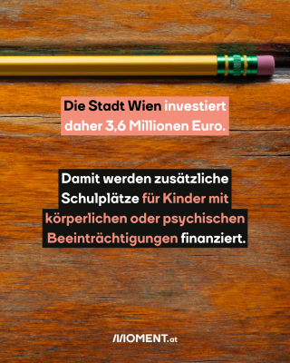 Der Ausschnitt eines alten Schultisches ist zu sehen. Die Holzstruktur ist zu erkennen und oben im Bild ist eine Kerbe zu sehen, in der ein Bleistift liegt.