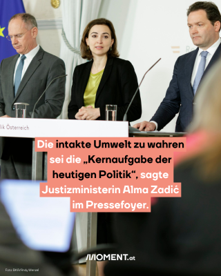 Justizministerin Alma Zadic steht an einem Pult und spricht zu Leuten, die der Veranstaltung zuhören. Neben ihr stehen Landwirtschaftsminister Norbert Totschnig und Innenminister Gerhard Karner.