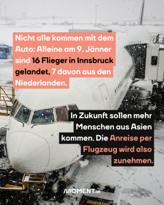 Ein Flugzeug steht zum Boarding bereit am Flughafen. An einer der Türen ist der Finger angebracht, durch den Passagiere in das Flugzeug kommen. Es schneit, die Umgebung ist bereits mit Schnee bedeckt.