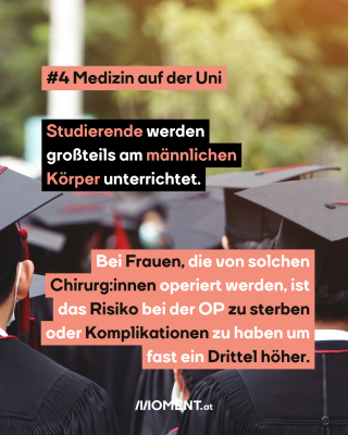 Studierende feiern Abschluss und haben schwarze Abschluss-Kappen auf. Text: #4 Medizin auf der Uni. Studierende werden großteils am männlichen Körper unterrichtet. Bei Frauen, die von