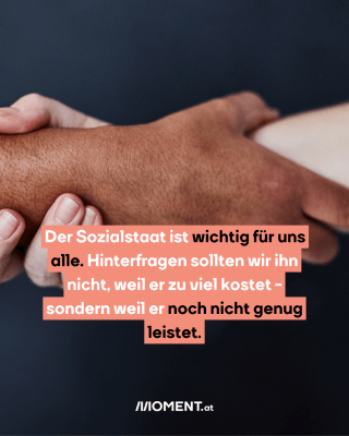 Mehrere orange Verkehrshütchen stehen in einer Reihe.  Nur ein kurzer Teil ist ausgelassen. Eine Frau steht daneben und blickt auf die Lücke.