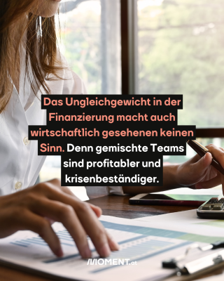 Frau sitzt am Schreibtisch. Text: Das Ungleichgewicht in der   Finanzierung macht auch   wirtschaftlich gesehenen keinen   Sinn. Denn gemischte Teams   sind profitabler und   krisenbeständiger. 