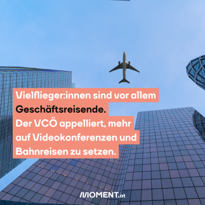 Gläserne Hochhäuser ragen in den Himmel. Dort ist ein Flugzeug zu sehen. Im Text: Vielflieger:innen sind vor allem Geschäftsreisende. Der VCÖ appelliert, mehr auf Videokonferenzen und Bahnreisen zu setzen.