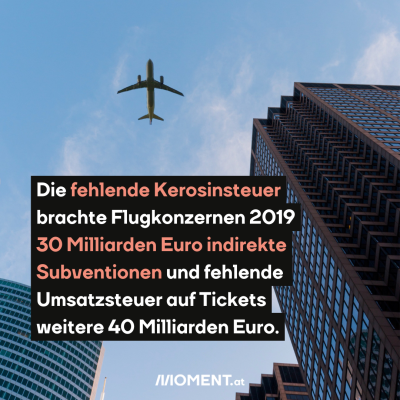 Wieder ragen Hochhäuser in den Himmel, an dem ein Flugzeug zu sehen ist. Im Text dazu: Die fehlende Kerosinsteuer brachte Flugkonzernen 2019 30 Milliarden Euro indirekte Subventionen und fehlende Umsatzsteuer auf Tickets weitere 40 Milliarden Euro.