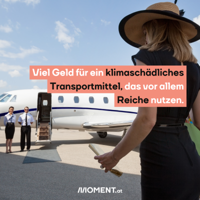 Eine Frau mit schwarzem Kleid und Hut geht auf ein Flugzeug zu, vor dem zwei Flugbegleiter:innen warten. Im Text steht: Viel Geld für ein klimaschädliches Transportmittel, das vor allem Reiche nutzen.